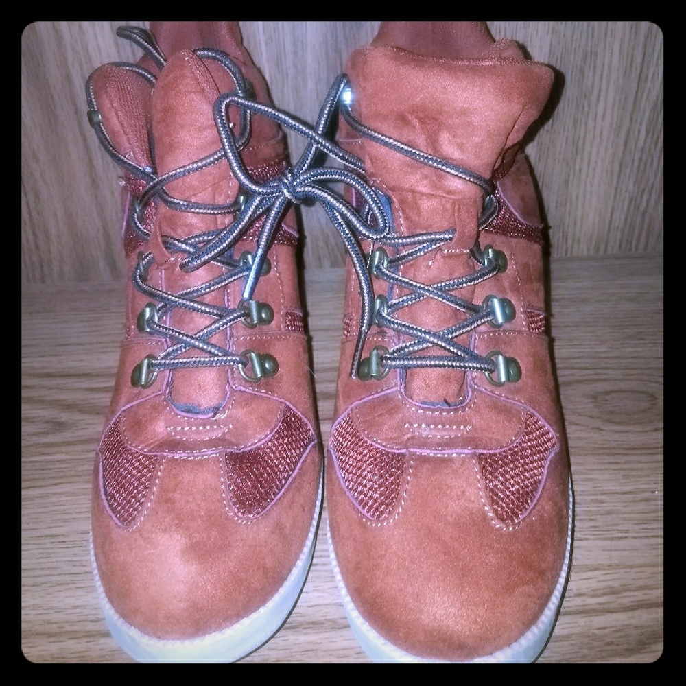 Wedge sneaker